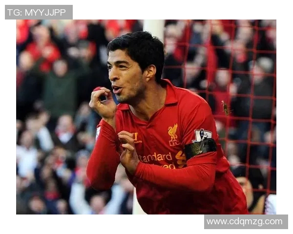 足球球星在国外街头偷笑引发热议网友纷纷猜测其背后故事